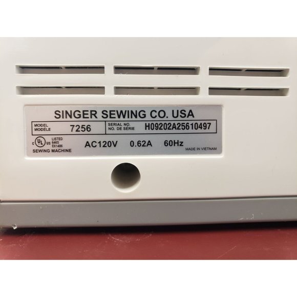 Singer sewing machine - Picture 5 of 7